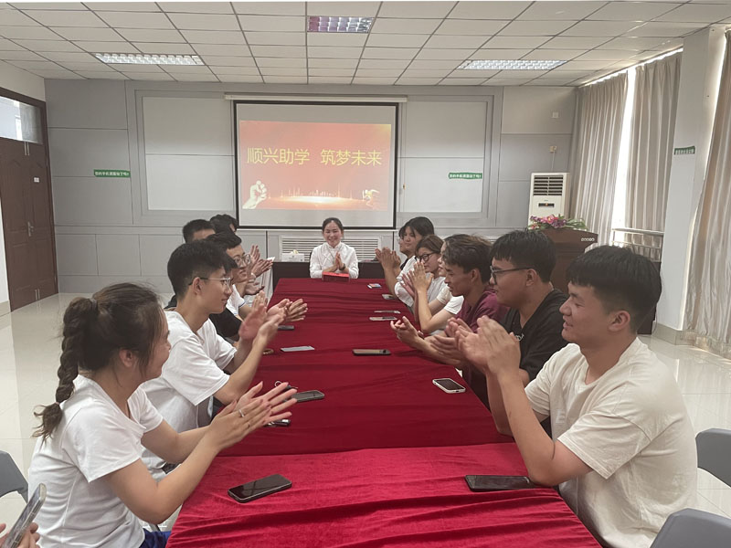 Школа Shun Hing School Aid" посылает любовь, чтобы помочь ученикам мечтать и отправиться в плавание. Школа Shun Hing School Aid" посылает любовь, чтобы помочь ученикам мечтать и отправиться в плавание.